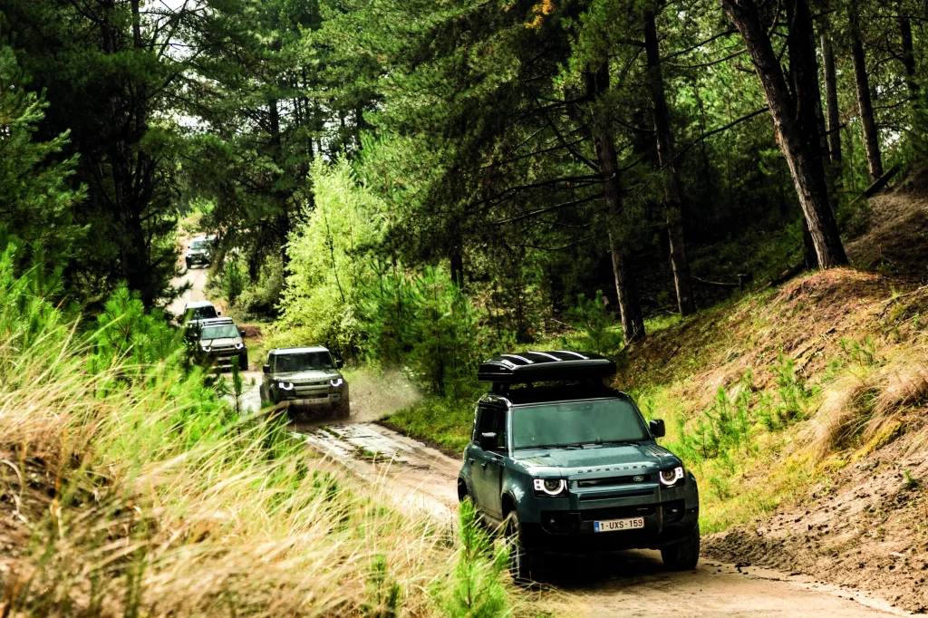 DEFENDER sur un terrain boisé