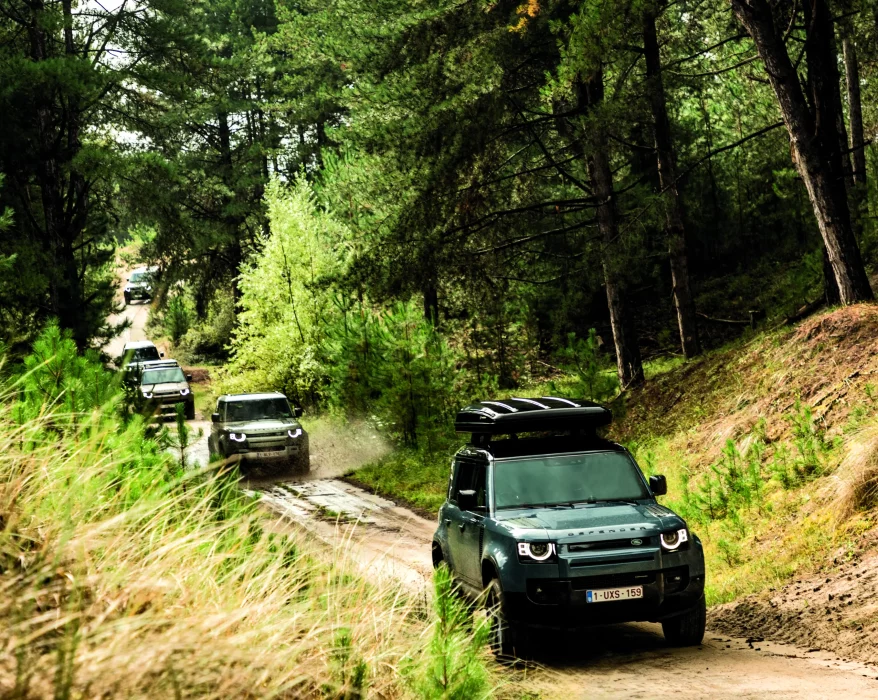 DEFENDER sur un terrain boisé