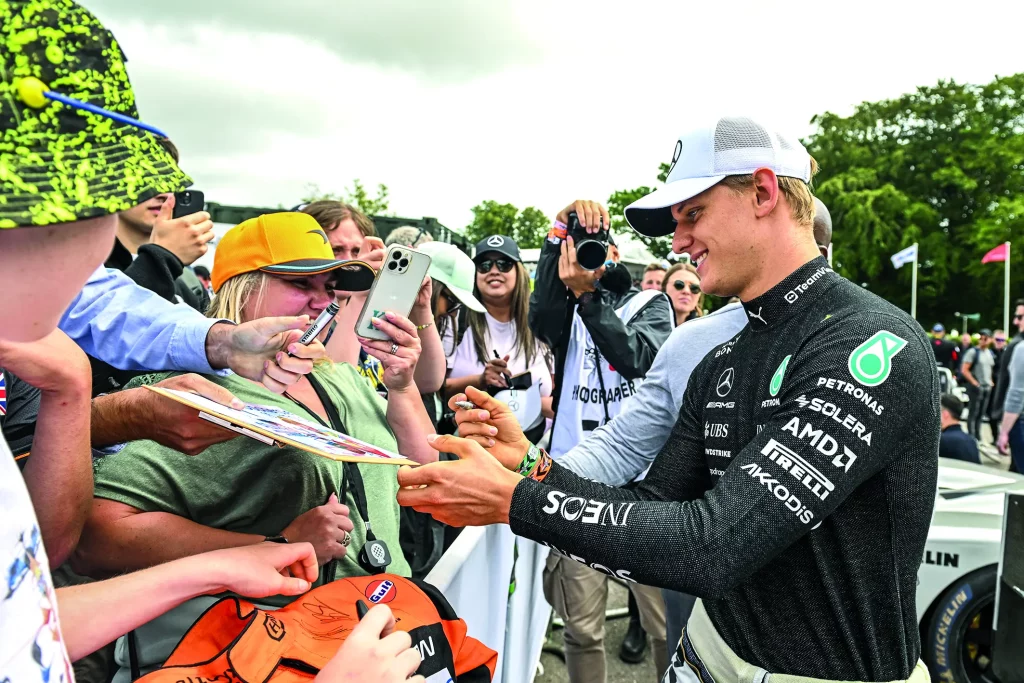 Mick Schumacher signant des autographes