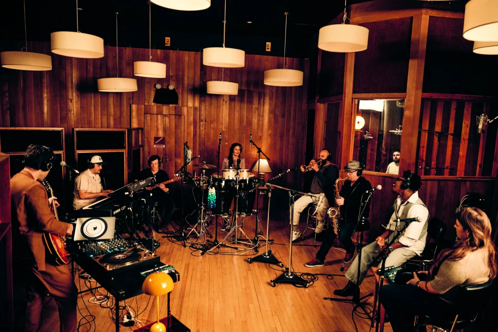 Groupe de musiciens dans un studio