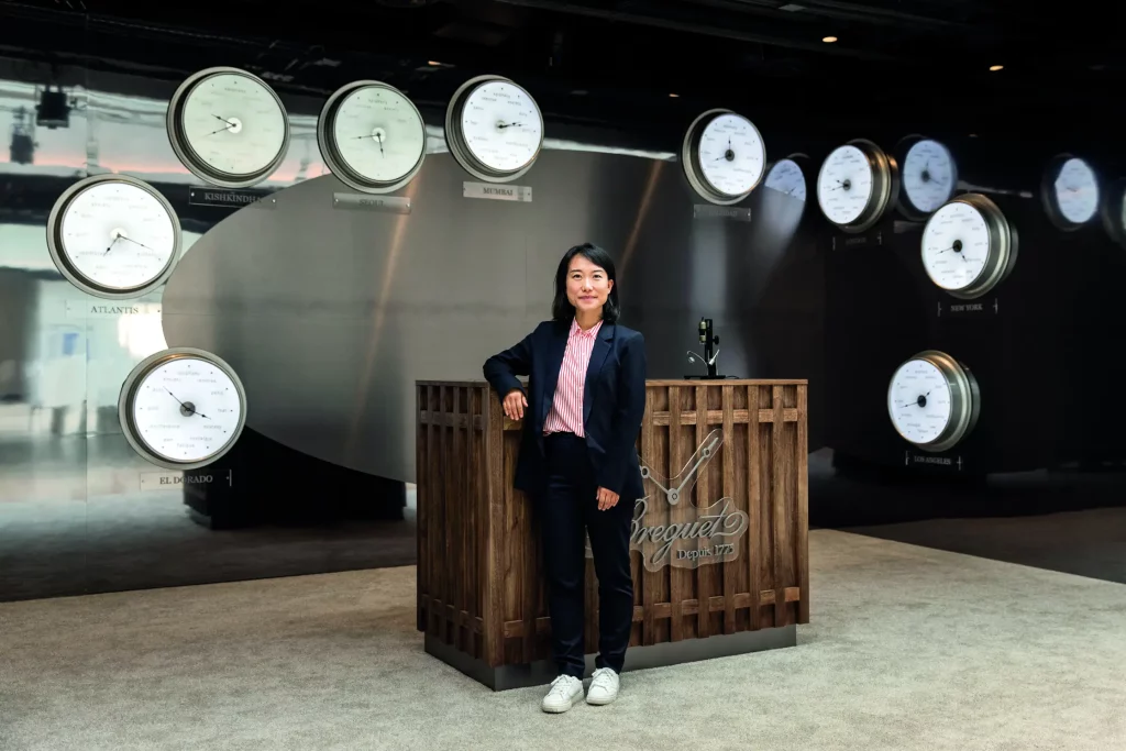 Somi Sim devant l'exposition Breguet au salon d’art contemporain Frize