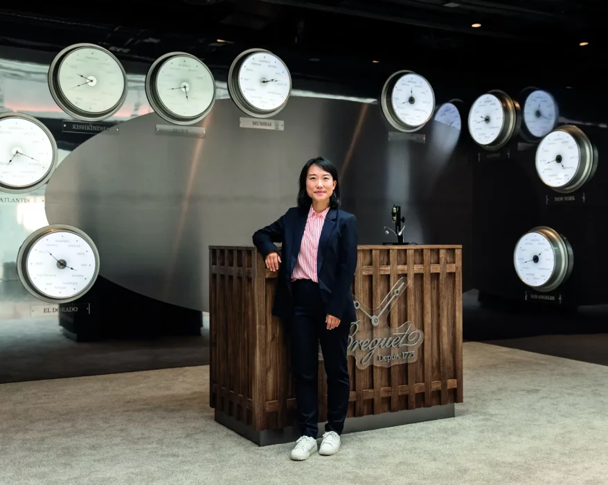 Somi Sim devant l'exposition Breguet au salon d’art contemporain Frize