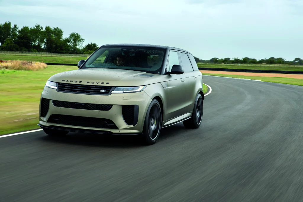 Une Range Rover prenant un virage