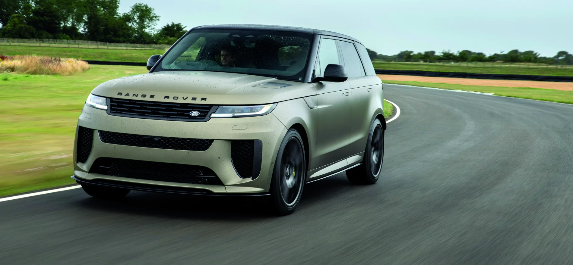 Une Range Rover prenant un virage