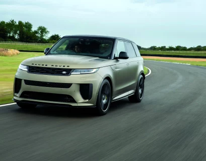 Une Range Rover prenant un virage